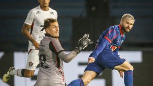 Bragantino goleia o Vitória e volta a vencer no Brasileirão