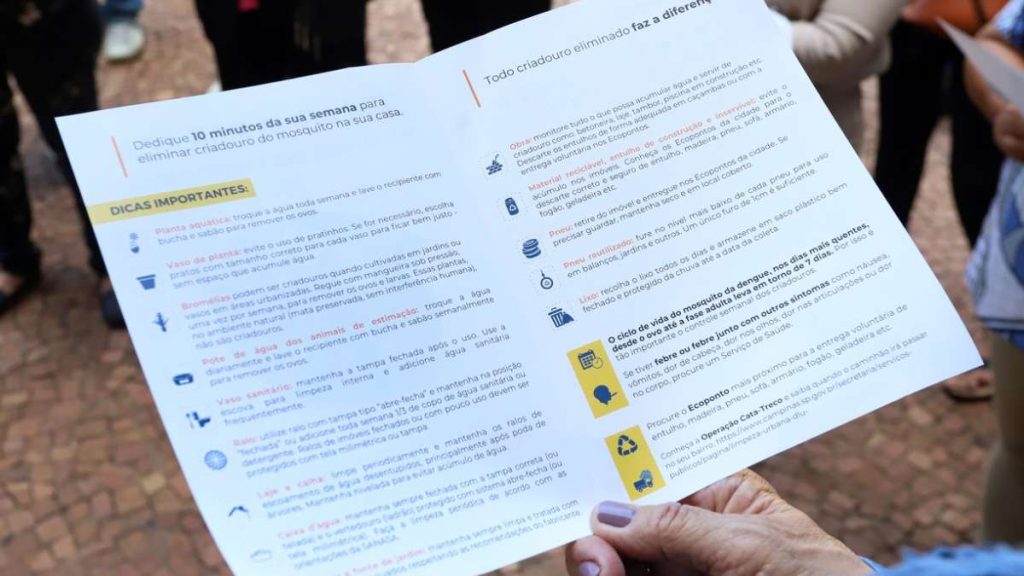bairros com maior risco de dengue em Campinas: Folheto informativo sobre prevenção da dengue, com orientações de cuidados e eliminação de criadouros, entregue a moradores em Campinas nos 33 bairros com maior risco de transmissão. Crédito Fernanda Sunega/Arquivo PMC.
