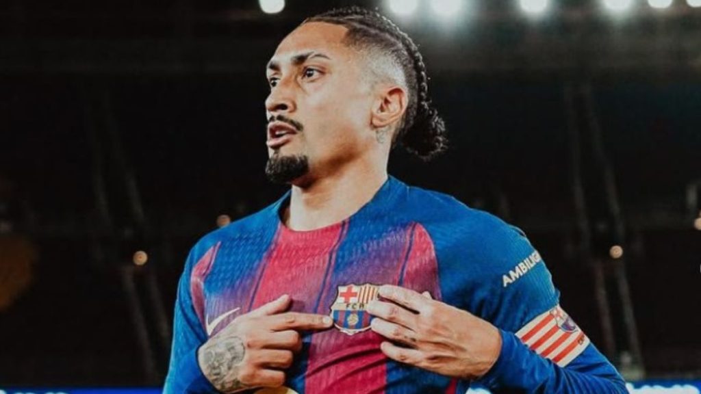 Raphinha comemora gol pelo Barcelona
