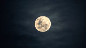 Última superlua do ano promete espetáculo no céu nesta quinta; saiba o que esperar