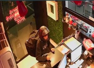 Suspeitos de roubo usavam mochila de entregador para disfarçar crimes