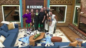Boninho invade A Fazenda 17, surpreende peões e anuncia novo reality