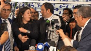 Braga é retirado à força da Câmara dos Deputados após ocupar mesa diretora