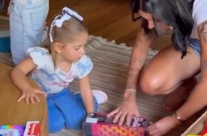 Ana Castela presenteia e brinca na piscina com os filhos de Zé Felipe