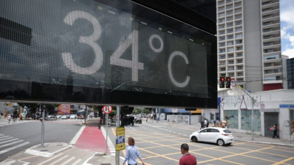 São Paulo entra em alerta para onda de calor, com temperaturas de até 34°C, baixa umidade e risco de incêndios.