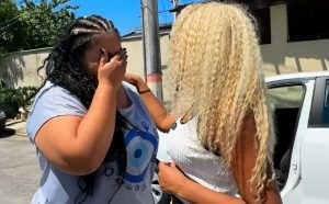 Cariúcha presenteia a sua irmã com um carro zero quilômetro