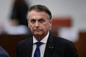 Bolsonaro sofre queda dentro da sede da PF em Brasília; médico é convocado