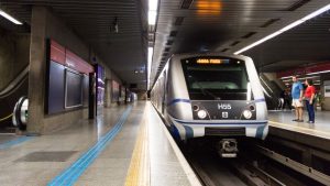 Metrô de SP inicia operação 24h aos sábados; serviço segue em teste até 2026