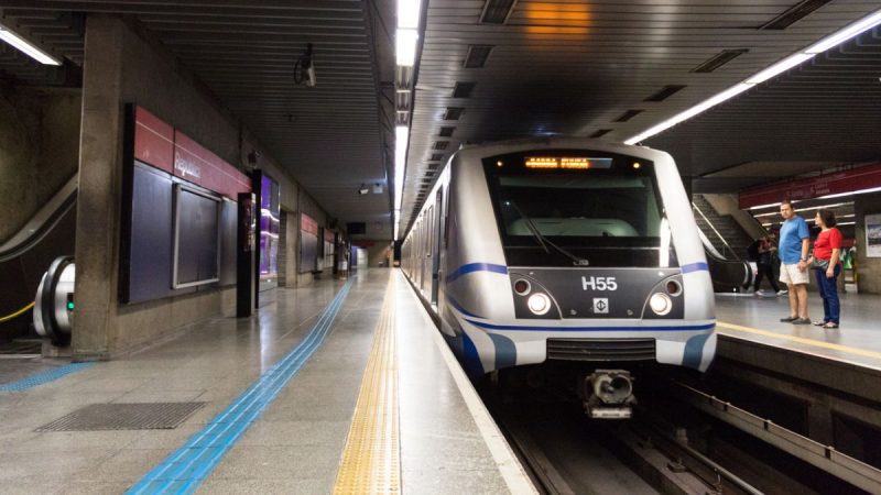 Metrô de SP inicia operação 24h aos sábados; serviço segue em teste até 2026