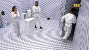 BBB 26: Ricardinho aperta o botão no Quarto Branco e desiste de entrar na casa. Foto: Reprodução / Globoplay