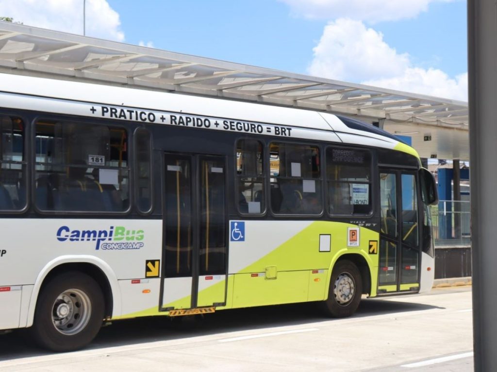 Ônibus do transporte público de Campinas circulam pela cidade; licitação do serviço é alvo de apuração após decisão do TCE-SP.