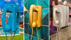 Aparelho do Big Fone prateado instalado na área externa da casa do BBB 26, próximo à academia.
