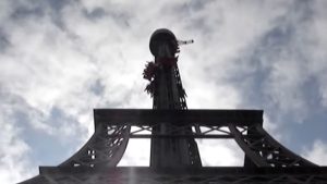 Hopi Hari desmonta Torre Eiffel após quase 14 anos de acidente fatal (Imagem: YouTube)