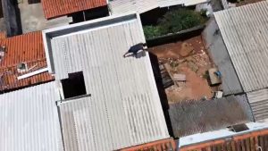 foragido da Justiça é flagrado tentando escapar pelo telhado em Atibaia