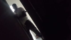pastor foi registrado se esfregando na porta do quarto da menina, de apenas 12 ano