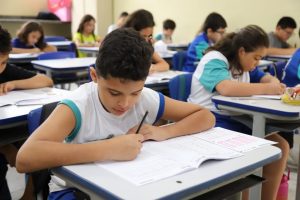 Estudante da rede municipal de Piracicaba realizando avaliação de escrita e produção de texto em sala de aula.