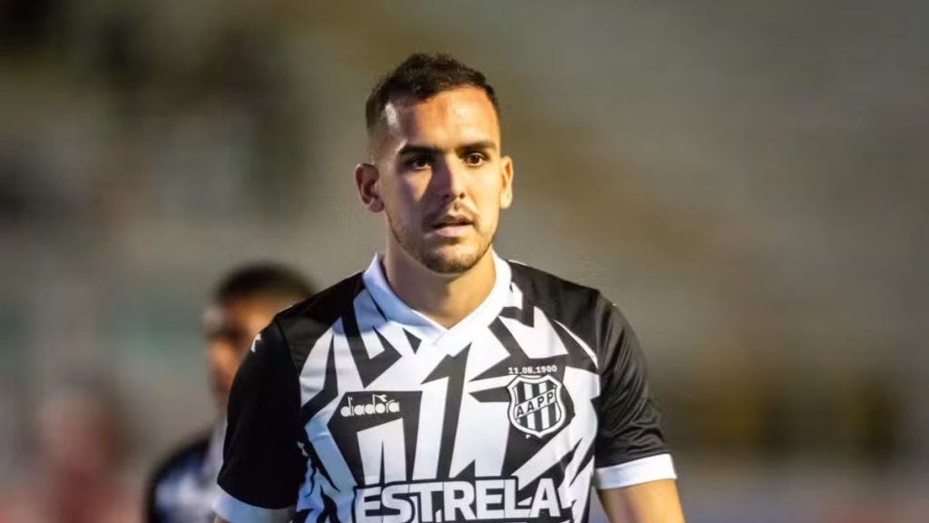 Zagueiro boliviano Luis Haquin em ação pela Ponte Preta; o atleta é o pivô da dívida financeira que resultou na sanção da Fifa.