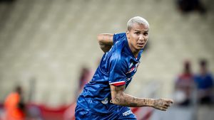 Deyverson troca o Brasil pelo Equador e assina com a LDU para 2026