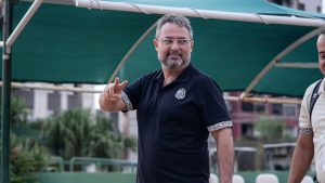 Alexandre Mattos, diretor do Santos, fala em tom sério durante entrevista coletiva na Vila Belmiro.
