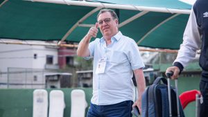 Escudo do Santos FC em destaque sobre aprovação de contas da gestão Marcelo Teixeira pelo Conselho Deliberativo.