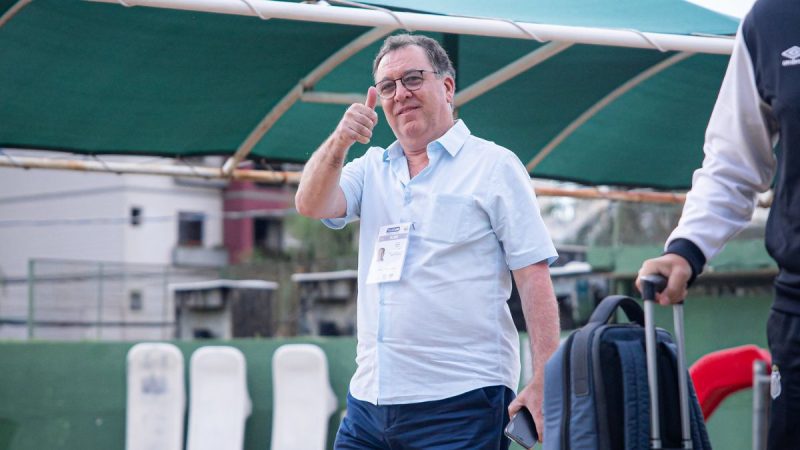 Escudo do Santos FC em destaque sobre aprovação de contas da gestão Marcelo Teixeira pelo Conselho Deliberativo.