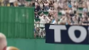 Vídeo mostra torcedor do Santos imitando avião após jogo contra a Chapecoense