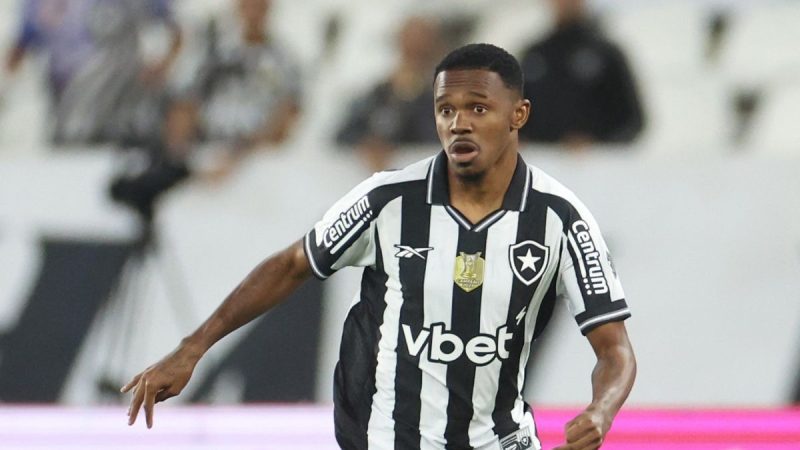 Fora dos planos do Botafogo, Jeffinho desperta interesse do Santos