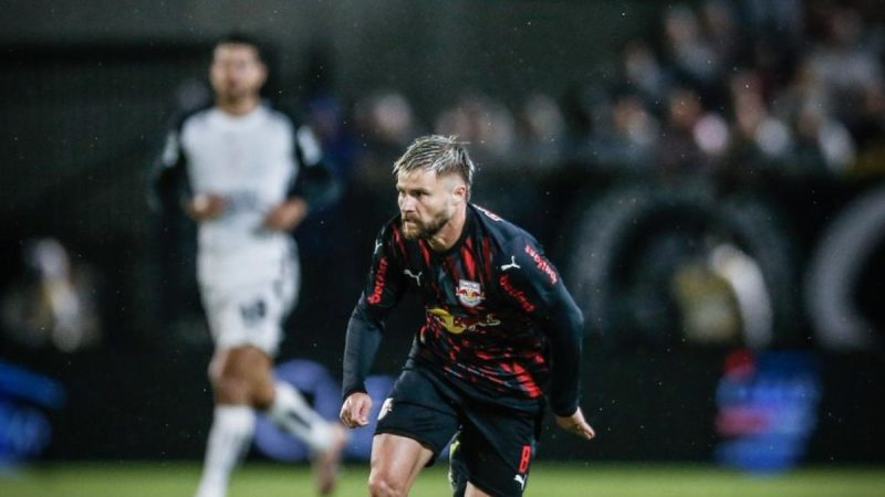 O atacante Eduardo Sasha em campo pelo Red Bull Bragantino
