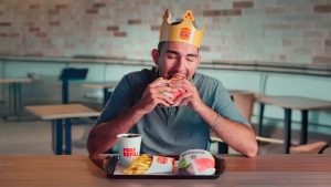 Jovem resgatado no Pico do Paraná vira garoto-propaganda de rede de fast food