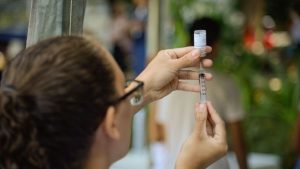 Casos de SRAG apresentam queda, mas alerta continua para crianças e idosos