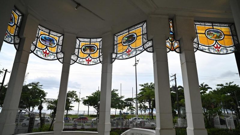 Entrada com colunas e vitrais coloridos no prédio da Pinacoteca Benedito Calixto, em Santos, em divulgação da 2ª edição da Feira do Livro em Santos.