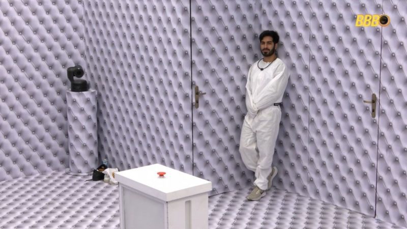 Ricardinho desiste de entrar no BBB 26 e apera o botão no Quarto Branco