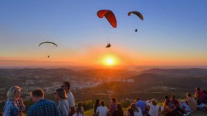 Vista panorâmica de Serra Negra, premiada como melhor destino de Turismo de Compras no Top Destinos 2025.