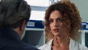 Cena da novela Três Graças com Viviane e Ferette em um jantar tenso de apresentação familiar.