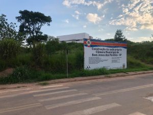 Sem vidros e piso, obra pública de B. J. dos Perdões está na mira da Justiça