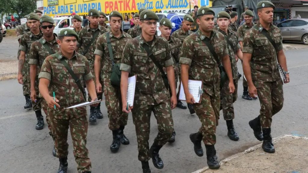 Jovens em atendimento presencial para o alistamento militar obrigatório dentro do prazo legal de 30 de junho.