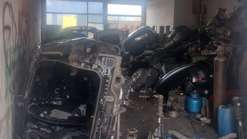 Desmanche ilegal com carros de luxo roubados é localizado em Campinas