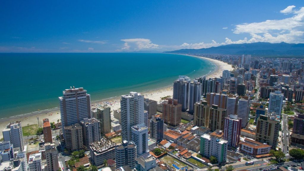 Orla da Praia Grande, município que ocupa a terceira posição no índice de desempenho social e ambiental entre as cidades da Baixada Santista.