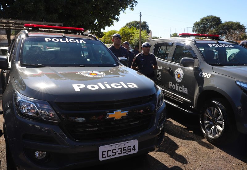 Viatura policial estacionada em rua de Hortolândia durante ocorrência de tráfico de drogas em Hortolândia.