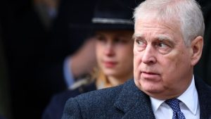 O príncipe Andrew, irmão do rei Charles III, em registro oficial; ele é alvo de novas investigações da polícia da Inglaterra por denúncias de crimes sexuais.