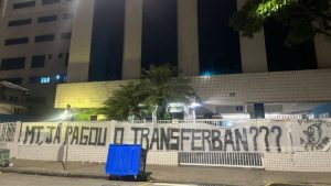 Torcedores protestam contra Marcelo Teixeira em frente à universidade, em Santos