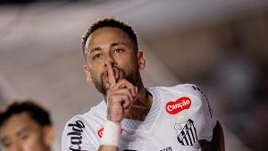 Neymar Jr. com uniforme do Santos em campo, contextualizando sua ausência nos amistosos devido a uma lesão na panturrilha.
