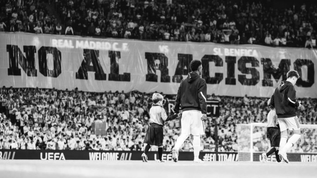 Torcida do Real Madrid exibe faixa com os seguintes dizeres: "Não ao racismo" / Foto: Reprodução