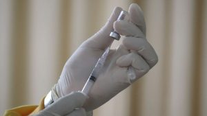 Governo anuncia vacinação nacional contra dengue e reforça produção de imunizantes