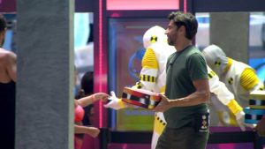 Máquina do Poder no BBB 26: Alberto Cowboy compra colar e ganha veto na Bate e Volta. Foto: Reprodução / Globo