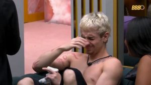BBB 26: Juliano Floss corta o dedo com a faca, passa mal e leva dois pontos