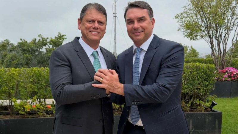 Tarcísio de Freitas revela apoio à Flávio Bolsonaro para eleições de 2026