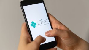 Smartphone realizando pagamento recorrente de boleto com Pix automático via QR Code dinâmico.