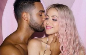Shakira e Lucien Laviscount em clima de romance nos bastidores do clipe Puntería, marcando nova fase amorosa da cantora.