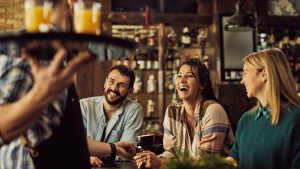 Comemoração entre amigos em um bar